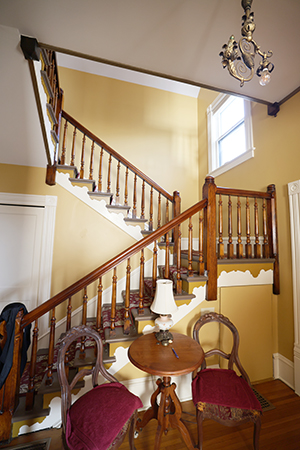 0E2A2922_entryway_stairs_300px.jpg