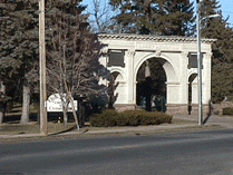 Oak Grove Cemetery formal entrance and Losey Memorial Arch, March 2000
