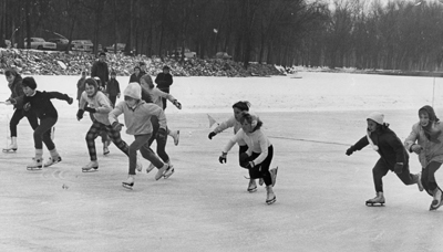 Ice_skating_children_circa_1960.jpg