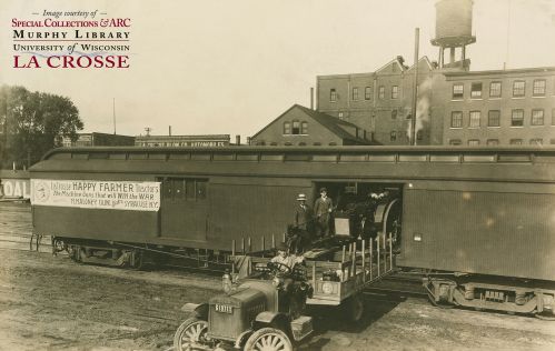 TractorLoadingOntoRailcar_In_La_Crosse_1917.jpg